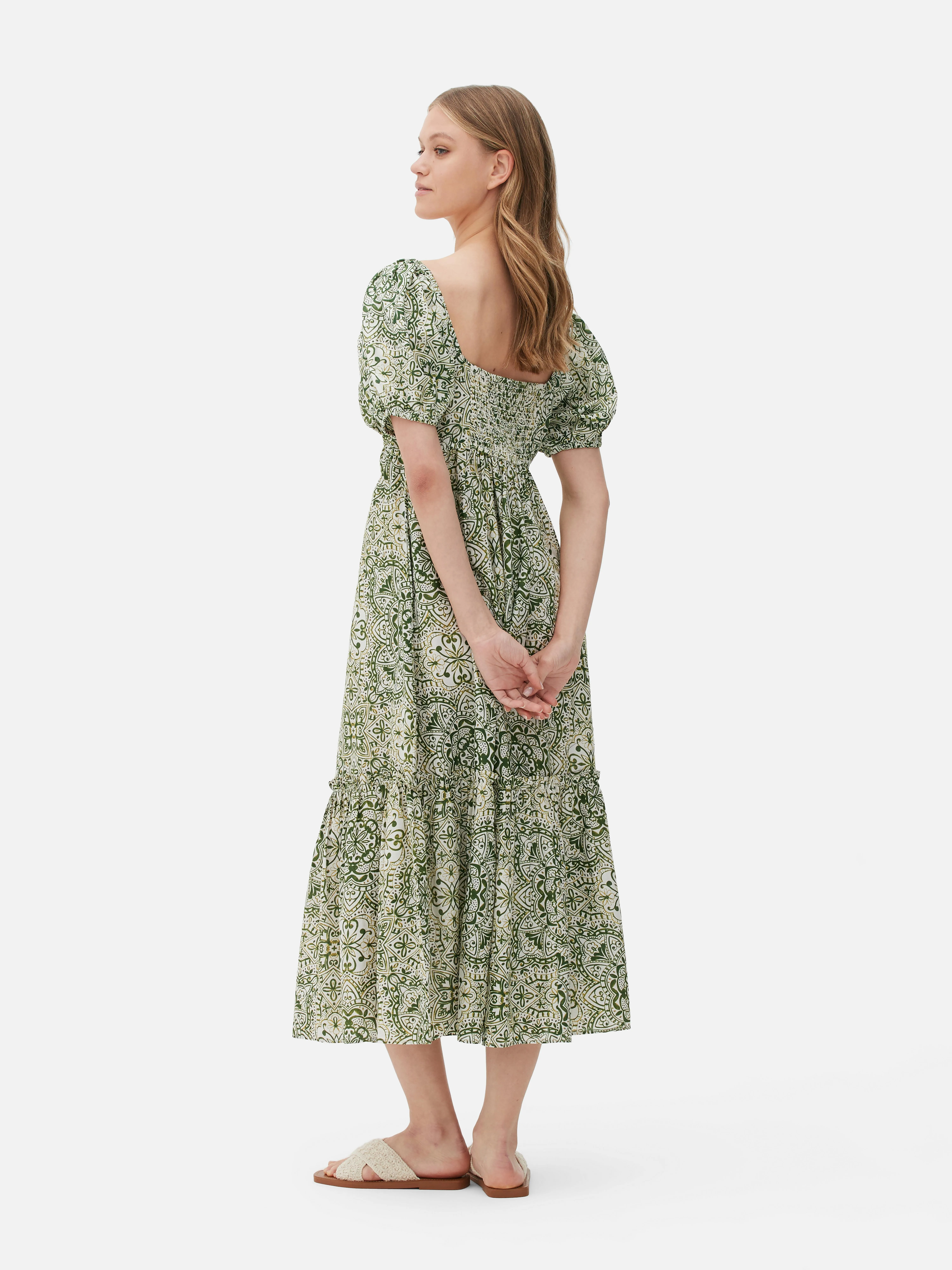 Vestido midi de gasa con cuello de pico