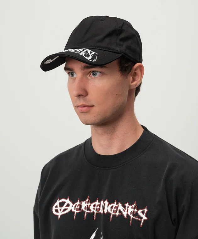 Vetements Black cap with contrasting logo embroidery