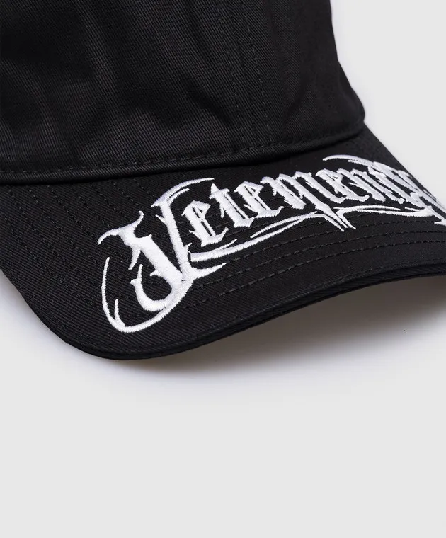 Vetements Black cap with contrasting logo embroidery